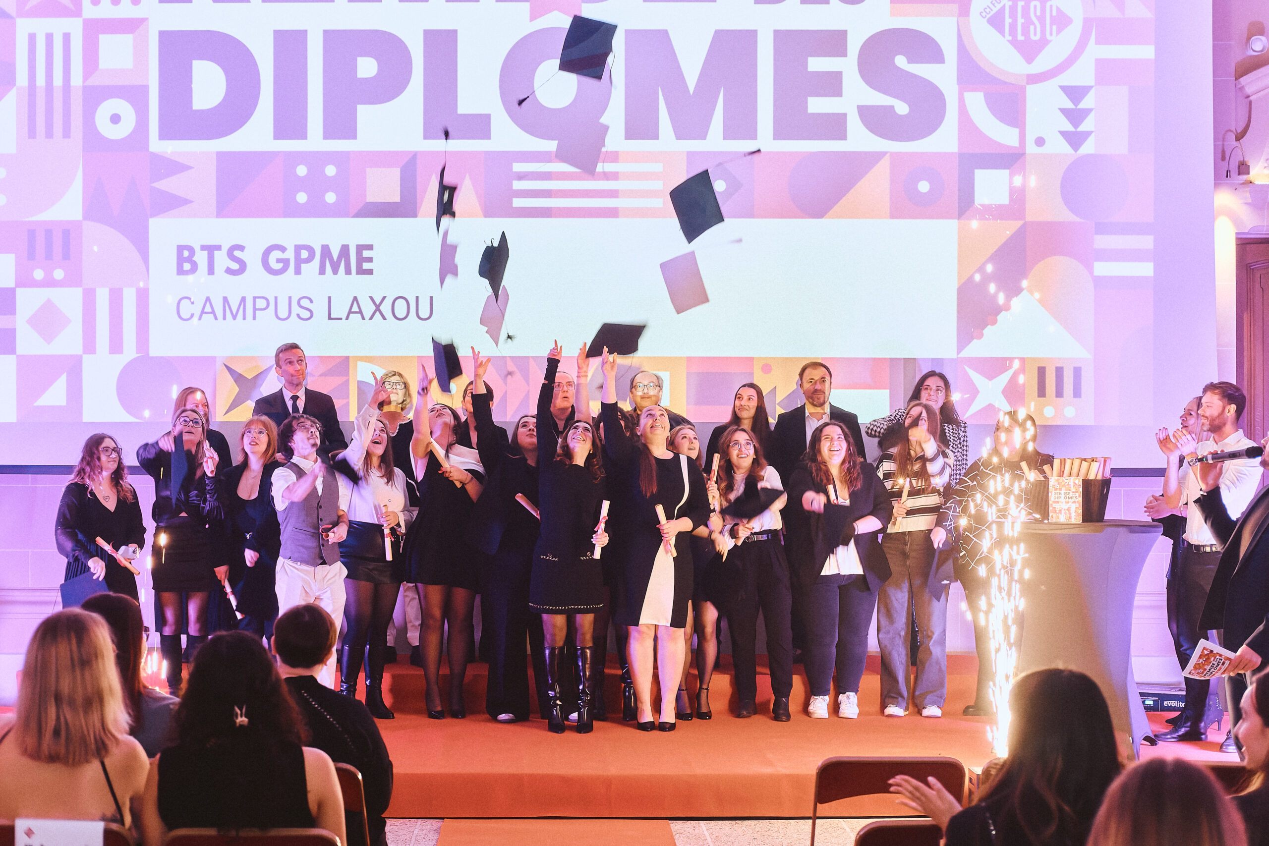 Cérémonie de remise des diplômes CCI Formation avec lancer de chapeaux