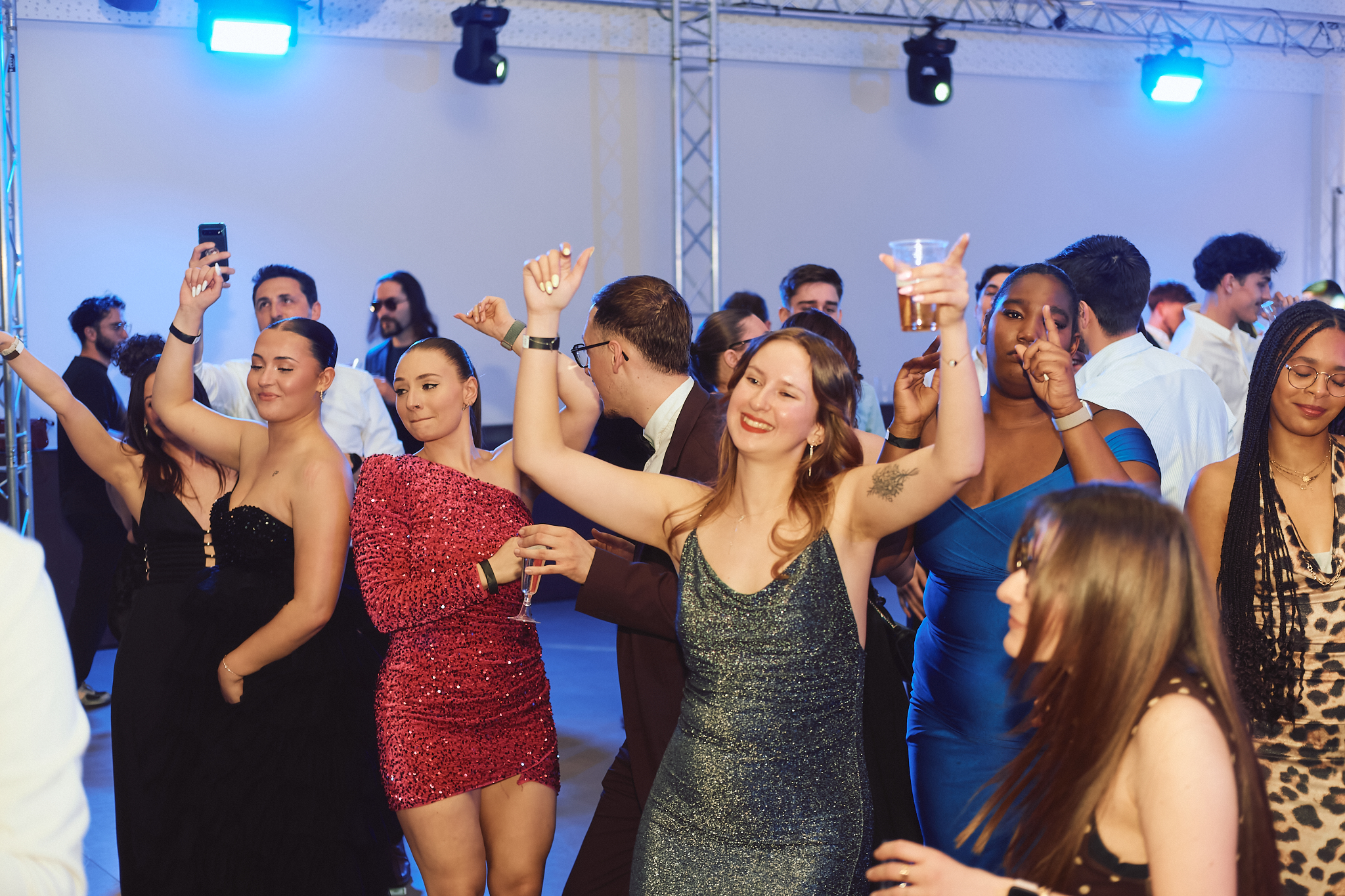 Ambiance festive sur la piste de danse du gala étudiant CCI Formation